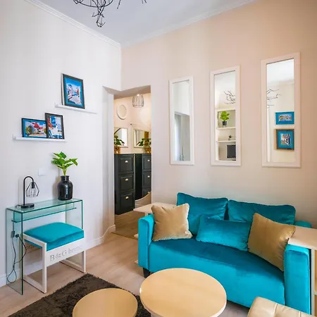 Апартамент Bright Bohemian Studio With Prime Location София